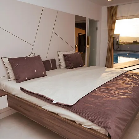 Golden View Sauna & Villa *